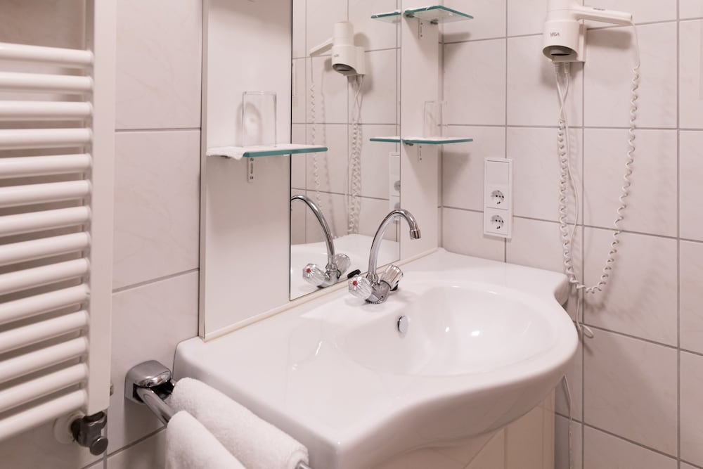 Bathroom sink