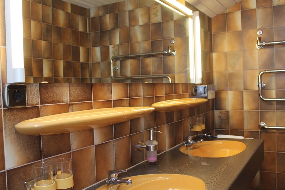 Bathroom amenities