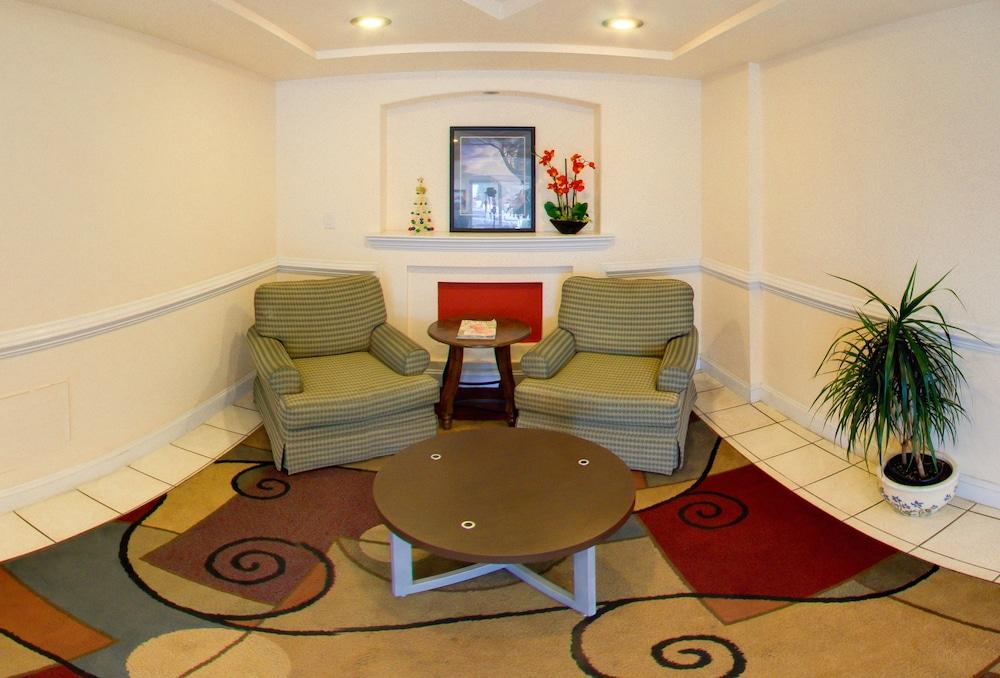 Econo Lodge Oyster Point - photo 4