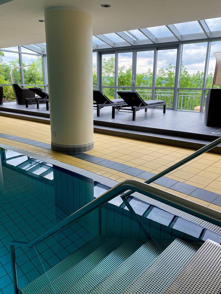 Exercise/lap pool
