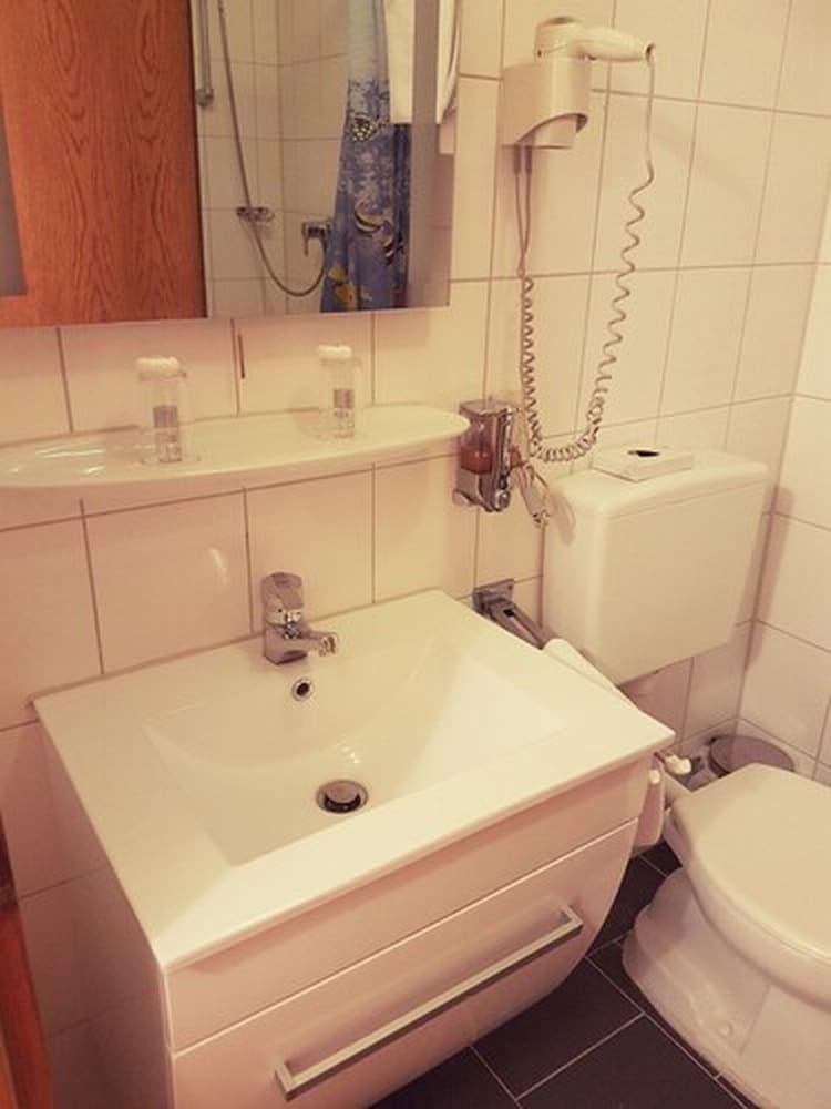 Bathroom sink