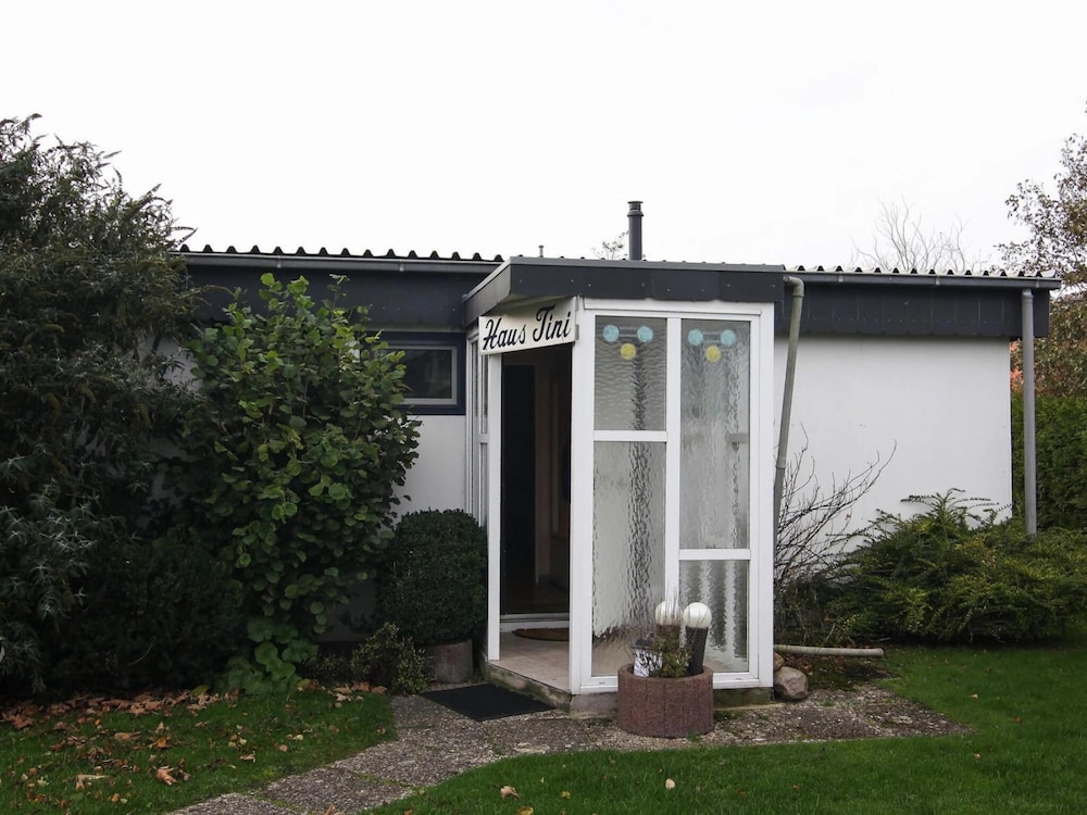 Bungalow in Warwerort Near Wadden Sea Park