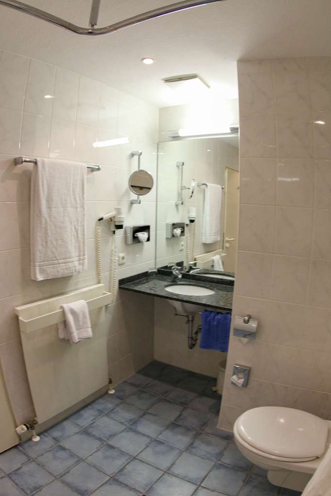 Double room main house - bathroom