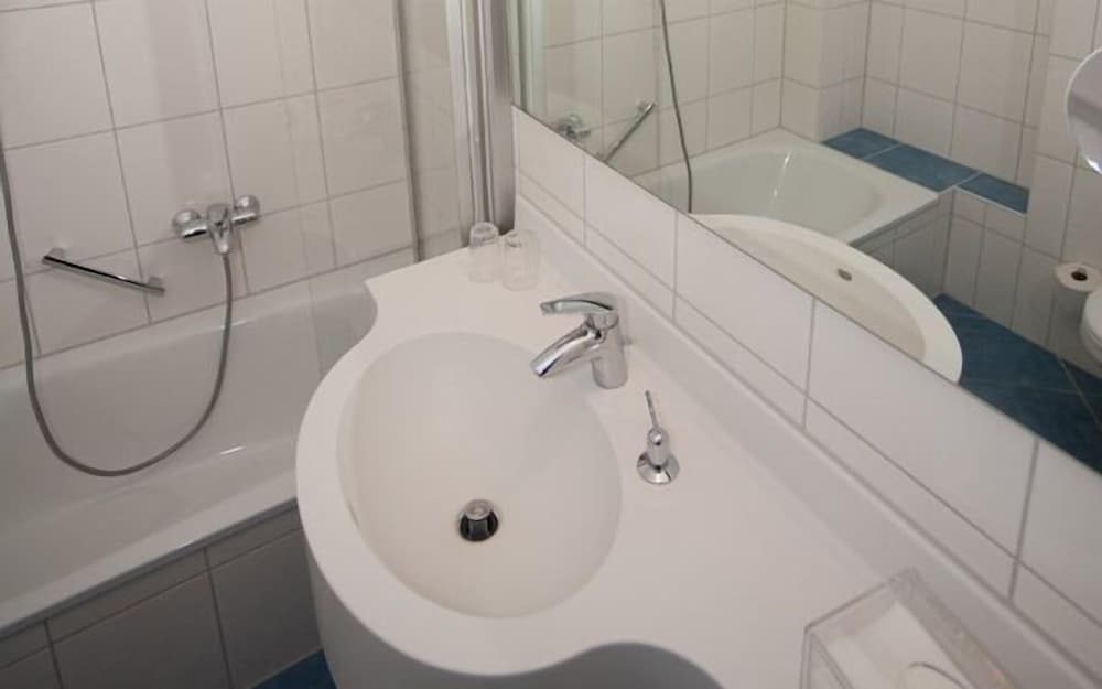 Bathroom sink