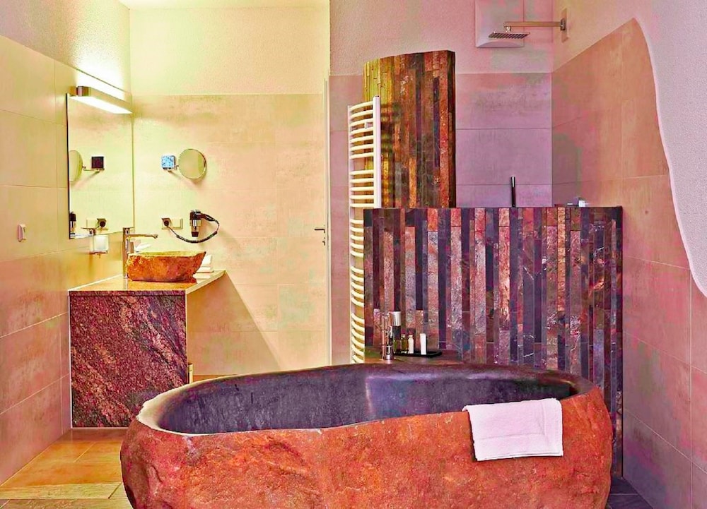 Deep soaking bathtub