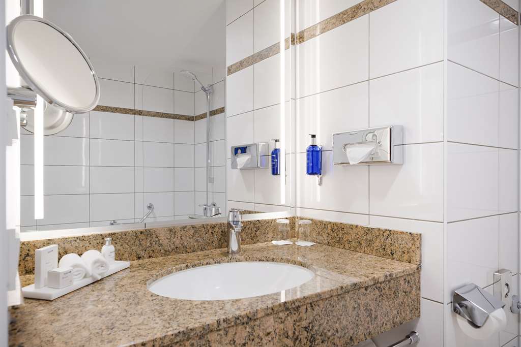Standard bathroom with tub