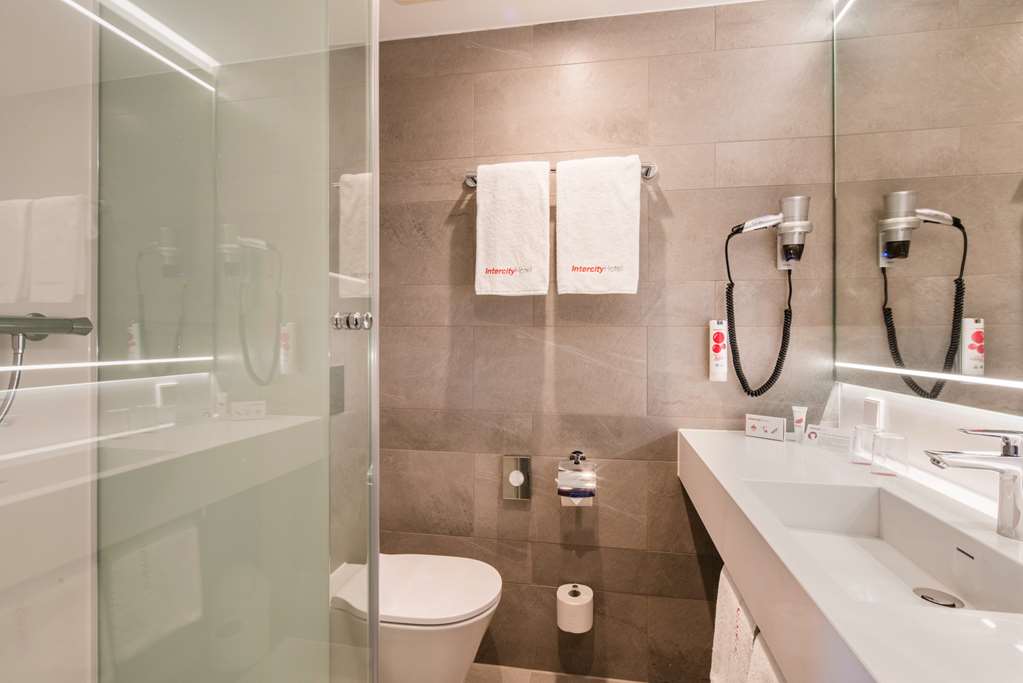 IntercityHotel Hamburg Hauptbahnhof, Germany - Bathroom
