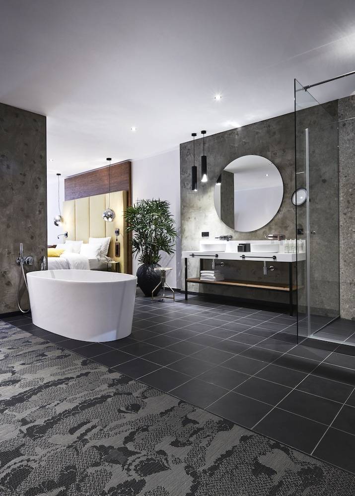 Deep soaking bathtub