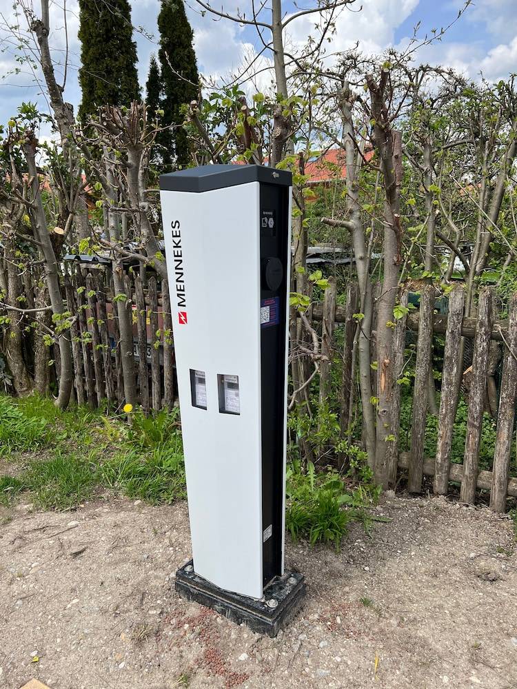 Electric vehicle charging station