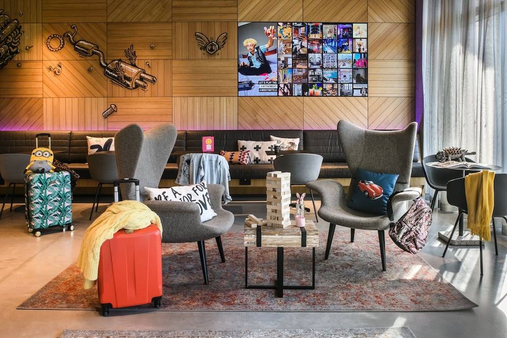 Lobby lounge