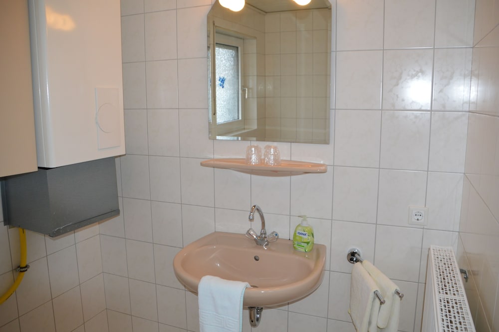 Deep soaking bathtub