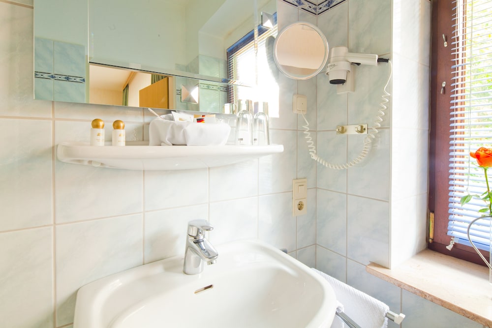 Bathroom sink