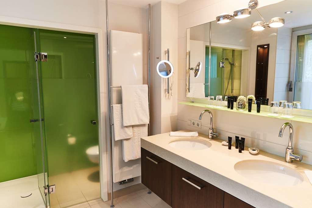 Steigenberger Airport Hotel, Frankfurt, Germany - Family Room, Bathroom