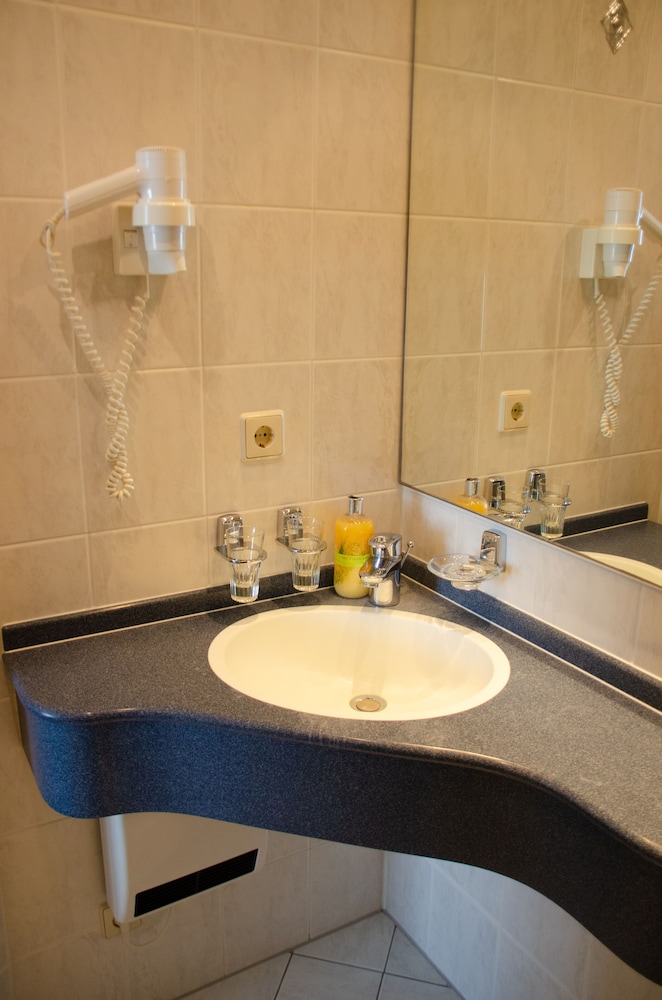 Bathroom sink