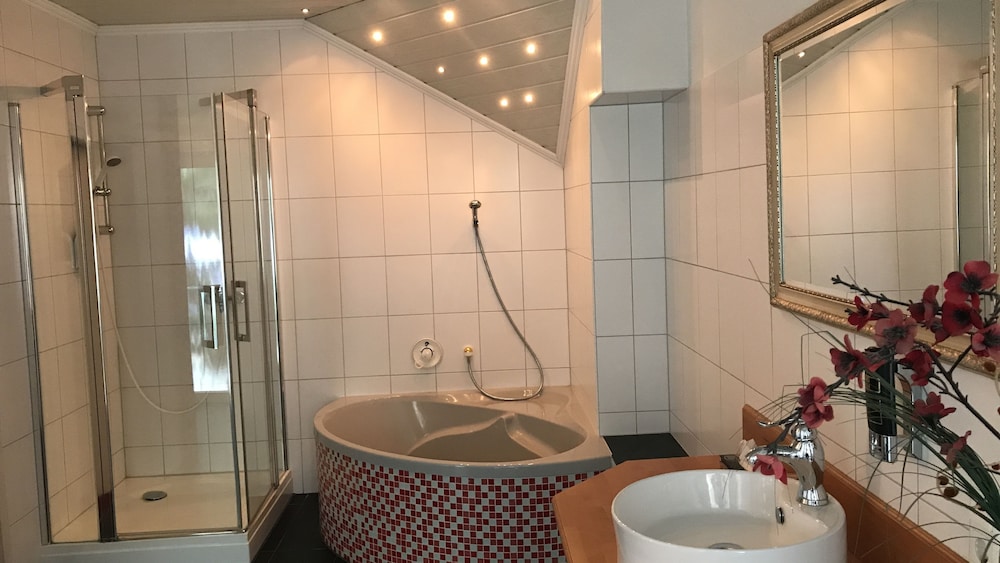 Deep soaking bathtub