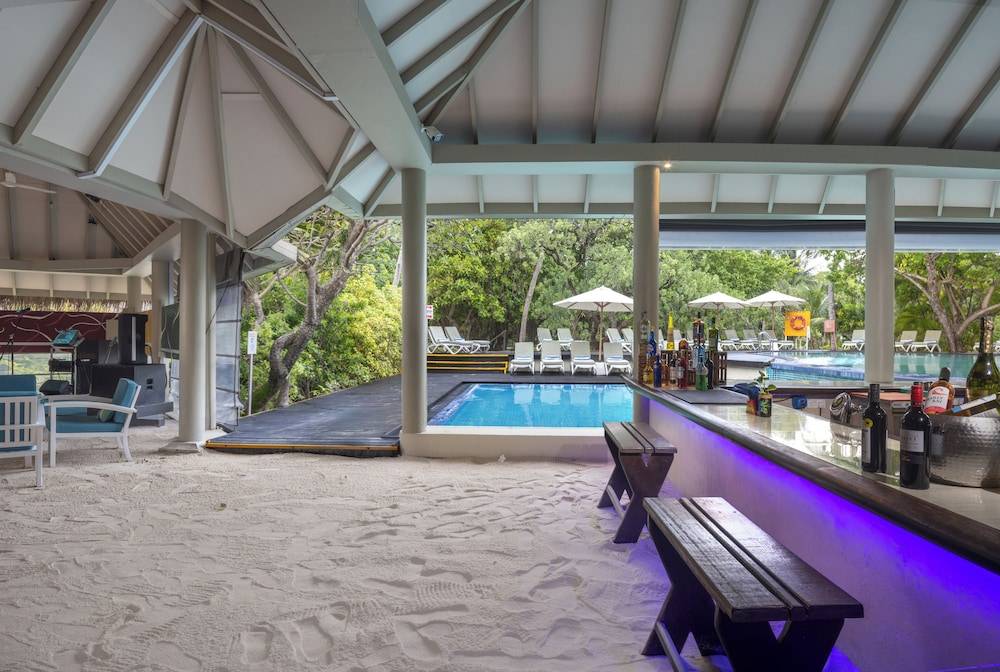 Poolside bar