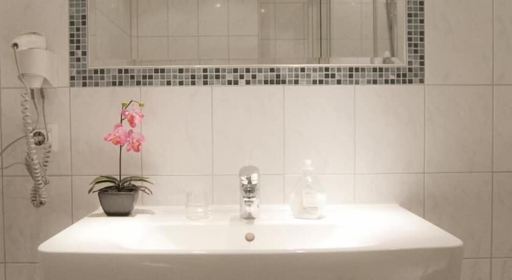 Bathroom sink