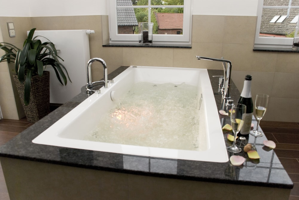 Deep soaking bathtub