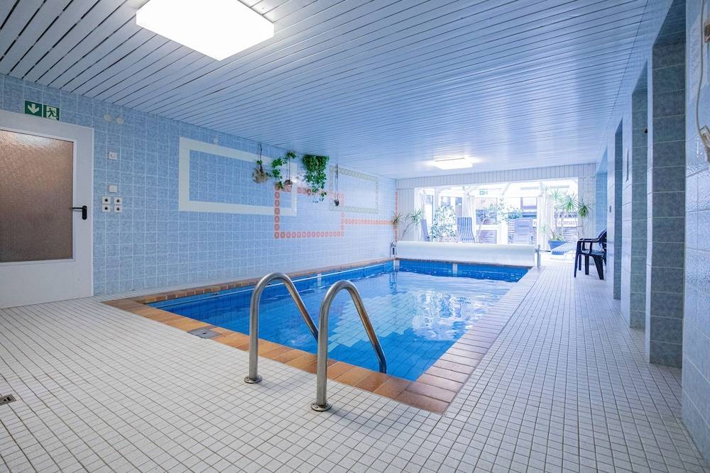 Exercise/lap pool