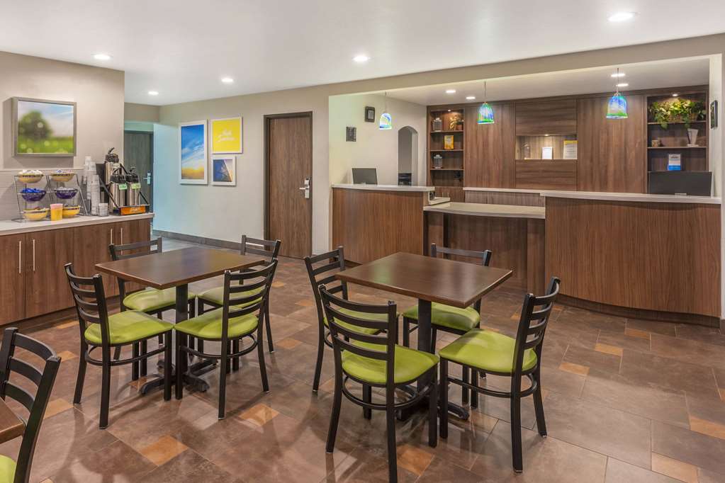 Days Inn & Suites by Wyndham East Flagstaff - photo 2