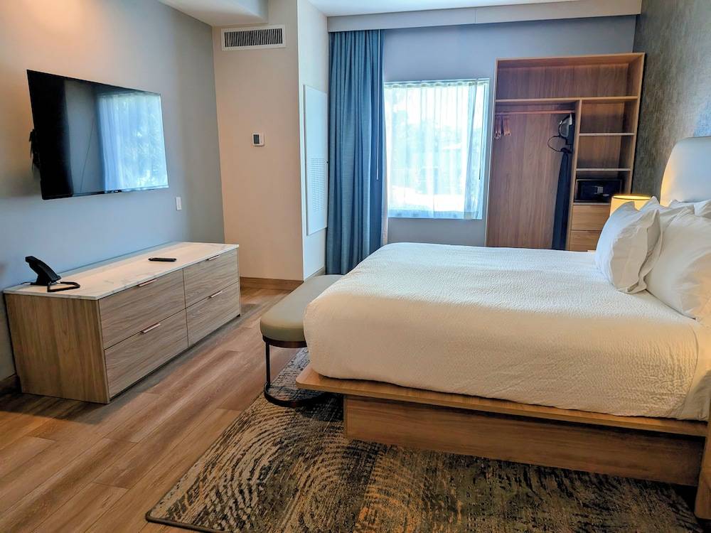 Dolphin Harbor Inn - photo 4