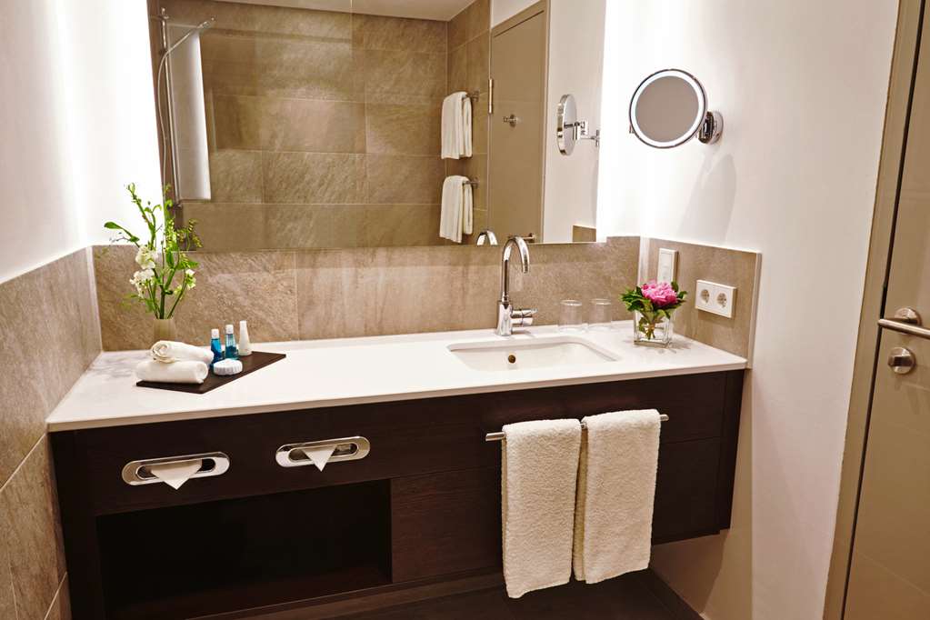 Steigenberger Hotel Koeln, Cologne, Germany - bathroom