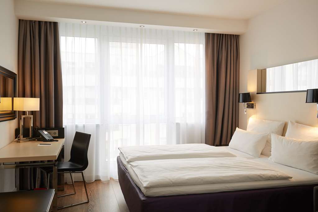 scandic berlin kurfuerstendamm room standard tr doublebed window desk