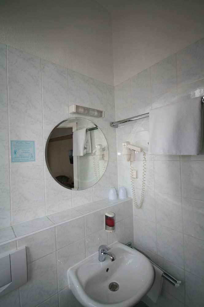 Bathroom sink