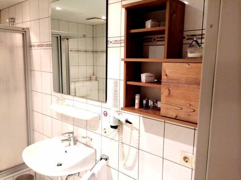 Bathroom sink