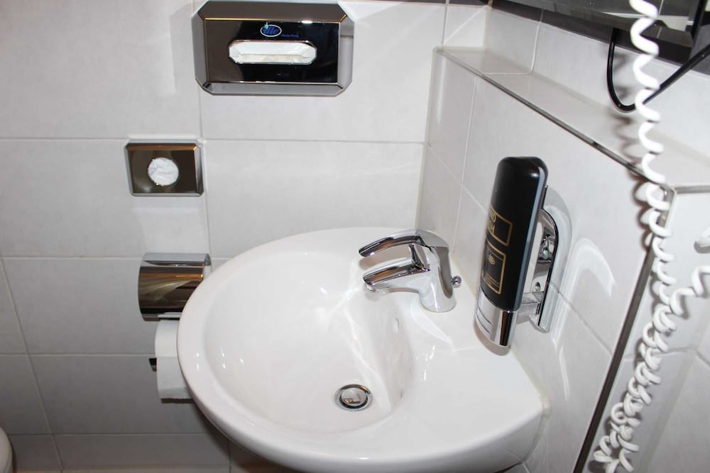 Bathroom sink