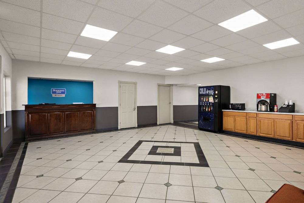 Econo Lodge Commerce - photo 2