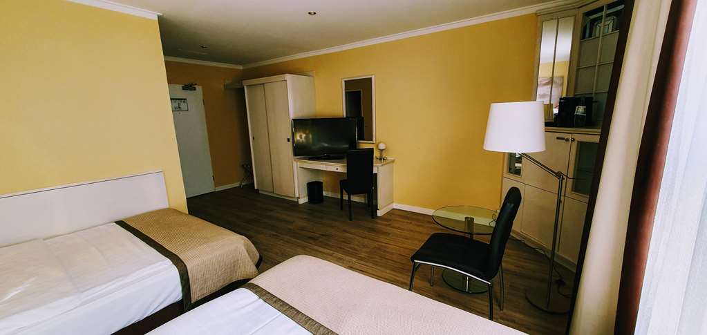 ca. 28m², 2x queensize beds(140x200cm), free coffee and tea facilities, flat screen, minibar, chair and table