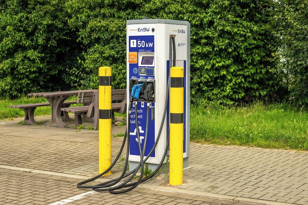Electric vehicle charging station