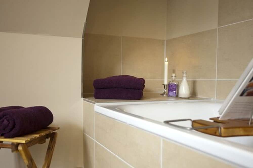 Deep soaking bathtub