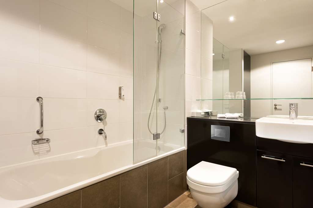 adina apartment hotel frankfurt neue oper penthouse suite bathroom