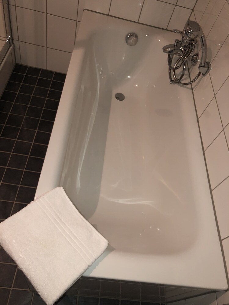Deep Soaking Bathtub