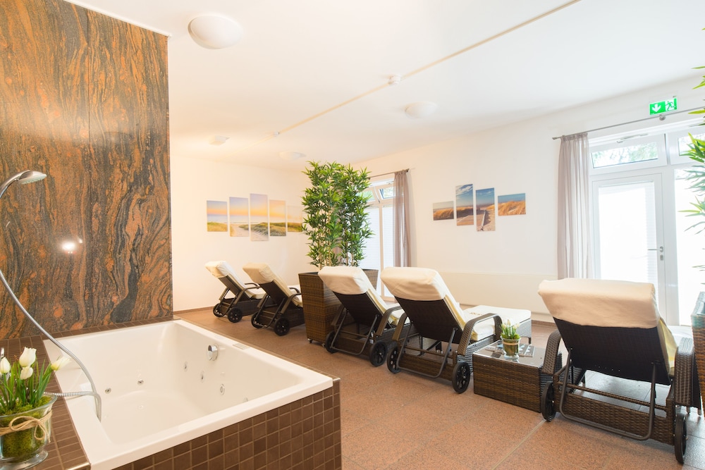Indoor spa tub