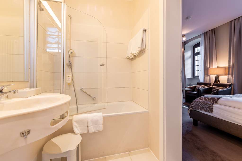 Bathroom double room_TOP Hotel Jagdschloss Niederwald Ruedesheim