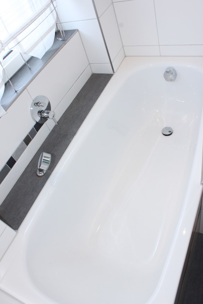 Deep soaking bathtub