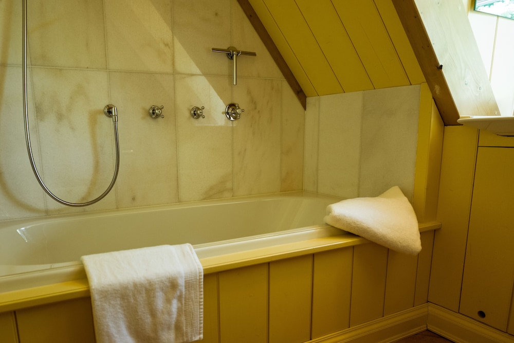 Deep soaking bathtub