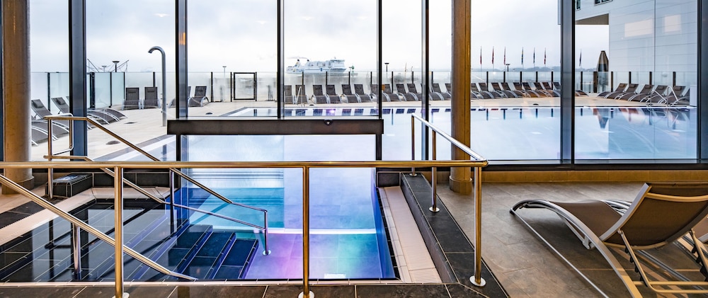Indoor/outdoor pool