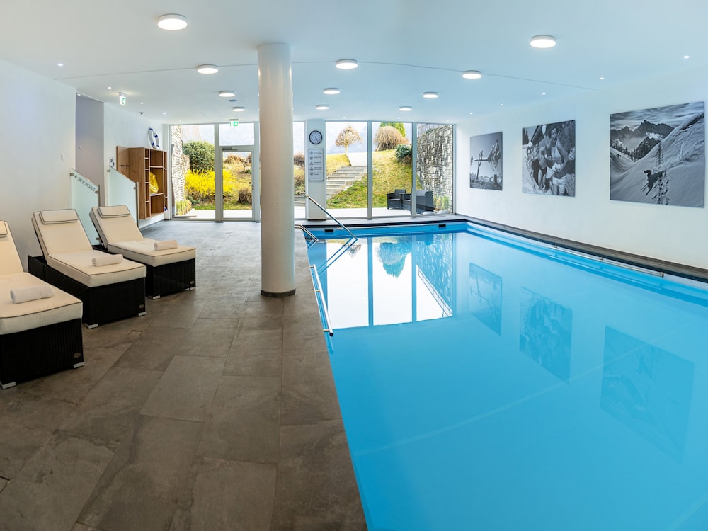 Exercise/lap pool