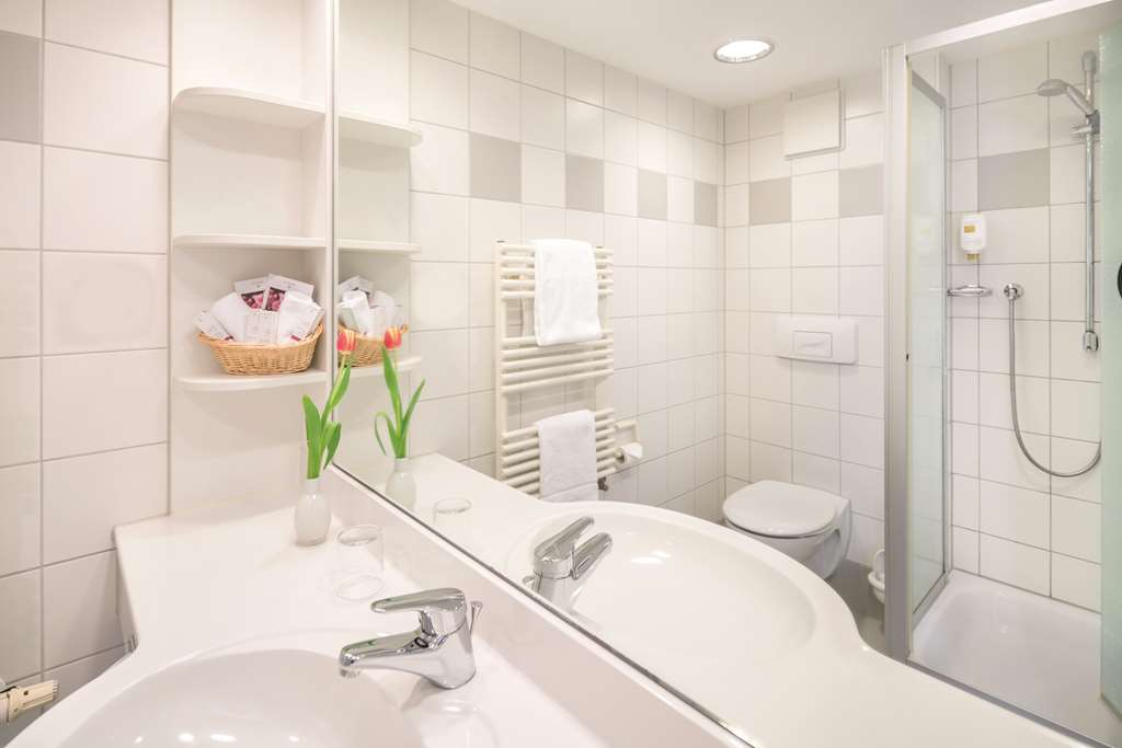 seminaris hotel bad boll bathroom shower high