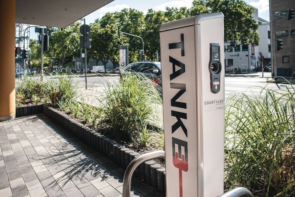Electric vehicle charging station