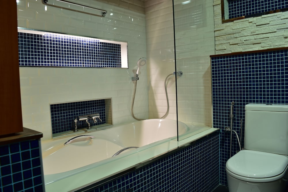 Deep soaking bathtub