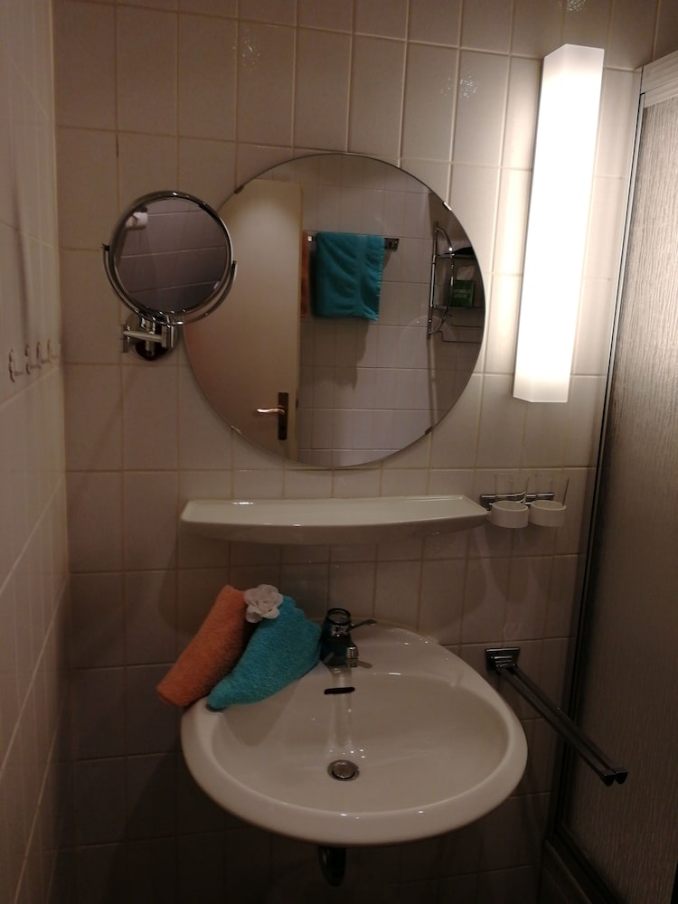 Bathroom sink