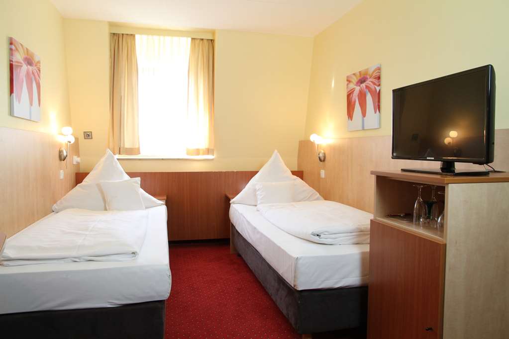 Twin bed room TOP Hotel Amberger Wuerzburg