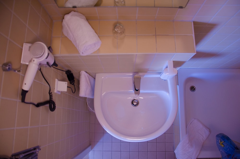 Bathroom sink