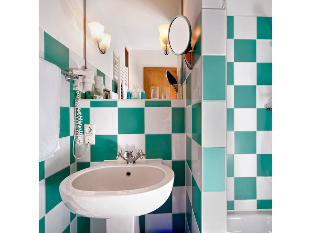 Bathroom sink