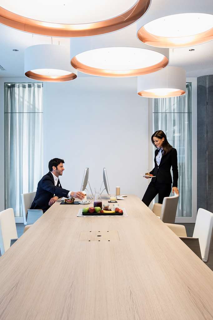 MEETING ROOM
